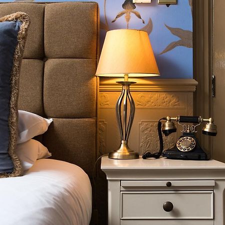 The Ayrlington Guesthouse Bath Bagian luar foto A bedside table