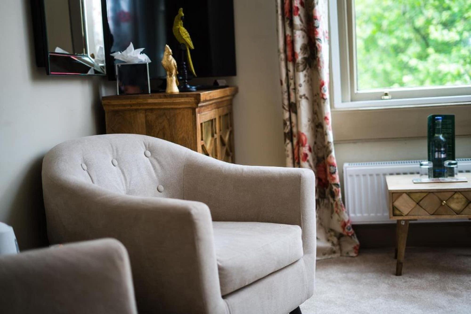 The Ayrlington Guesthouse Bath Bagian luar foto A bedroom at the hotel