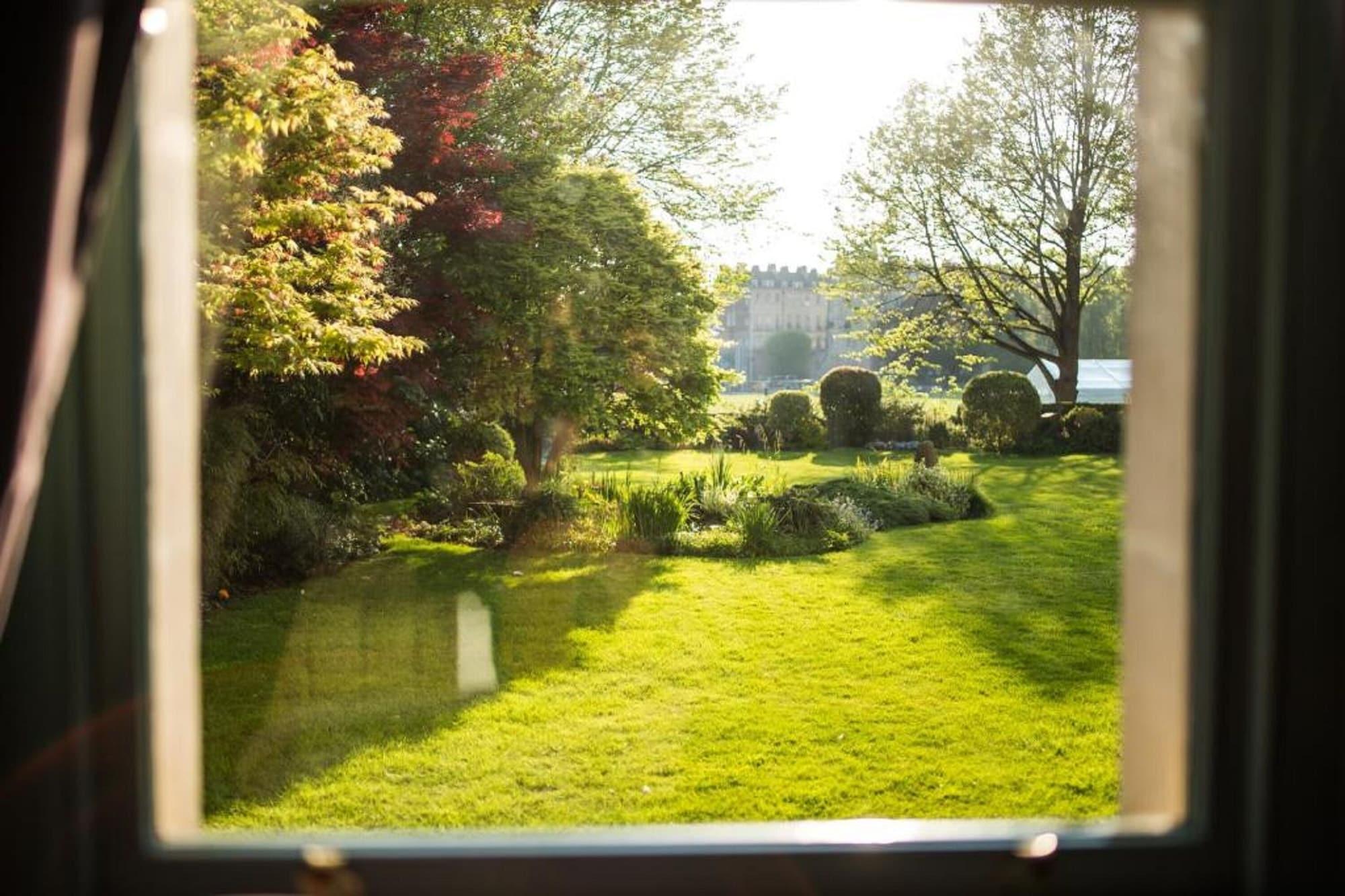 The Ayrlington Guesthouse Bath Bagian luar foto The garden of the house