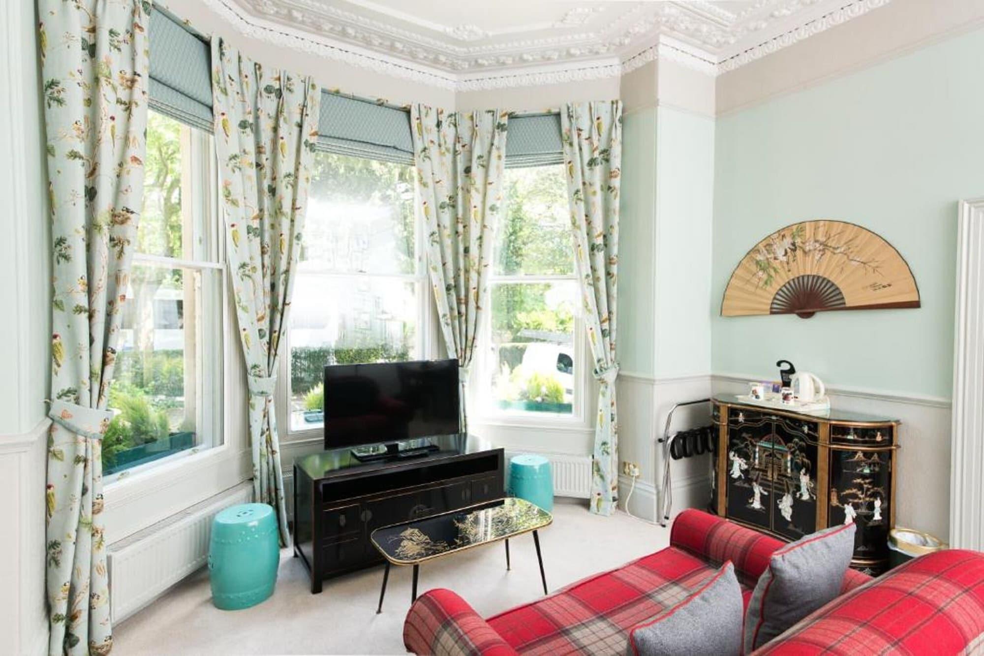The Ayrlington Guesthouse Bath Bagian luar foto The living room
