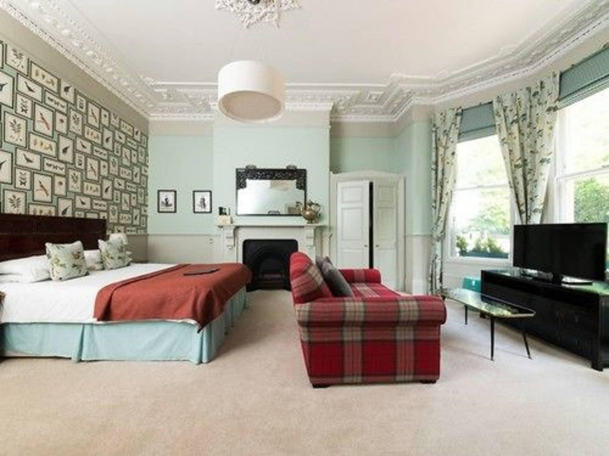 The Ayrlington Guesthouse Bath Bagian luar foto A bedroom at the hotel