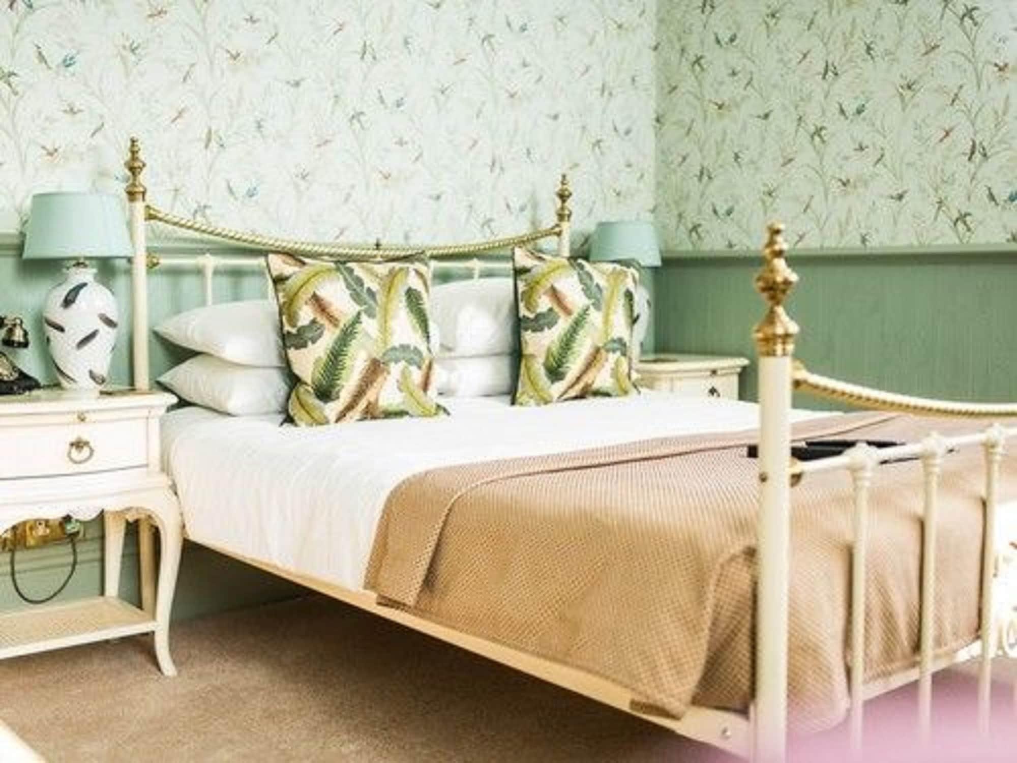 The Ayrlington Guesthouse Bath Bagian luar foto A bedroom at the hotel