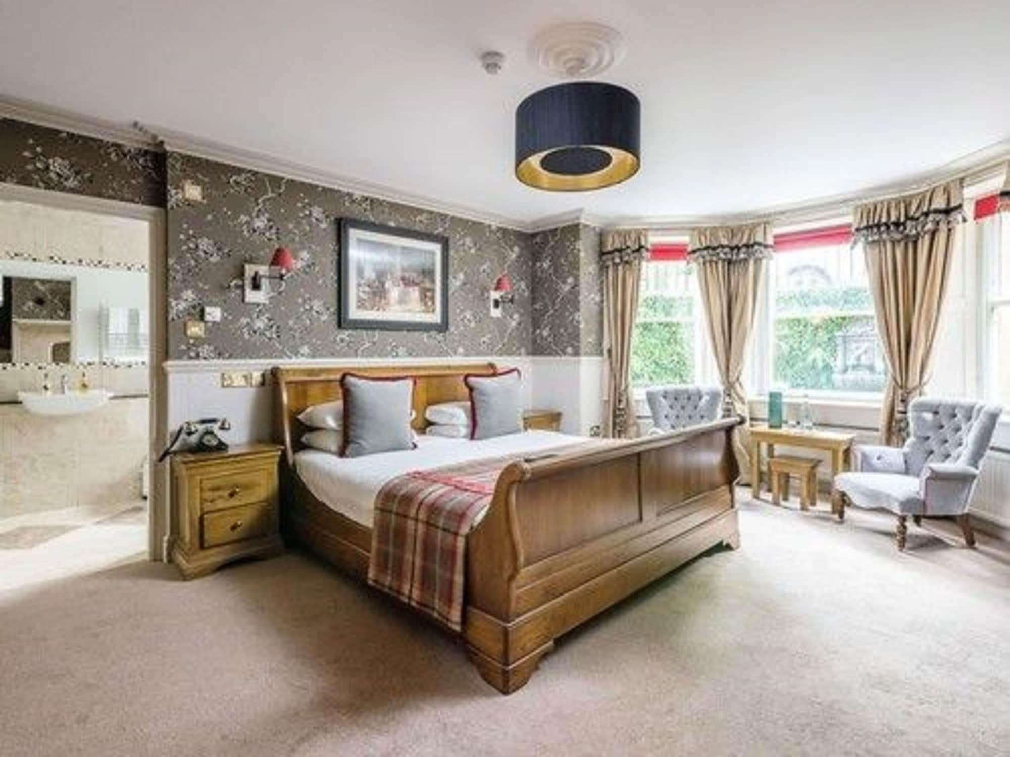 The Ayrlington Guesthouse Bath Bagian luar foto A bedroom at the hotel