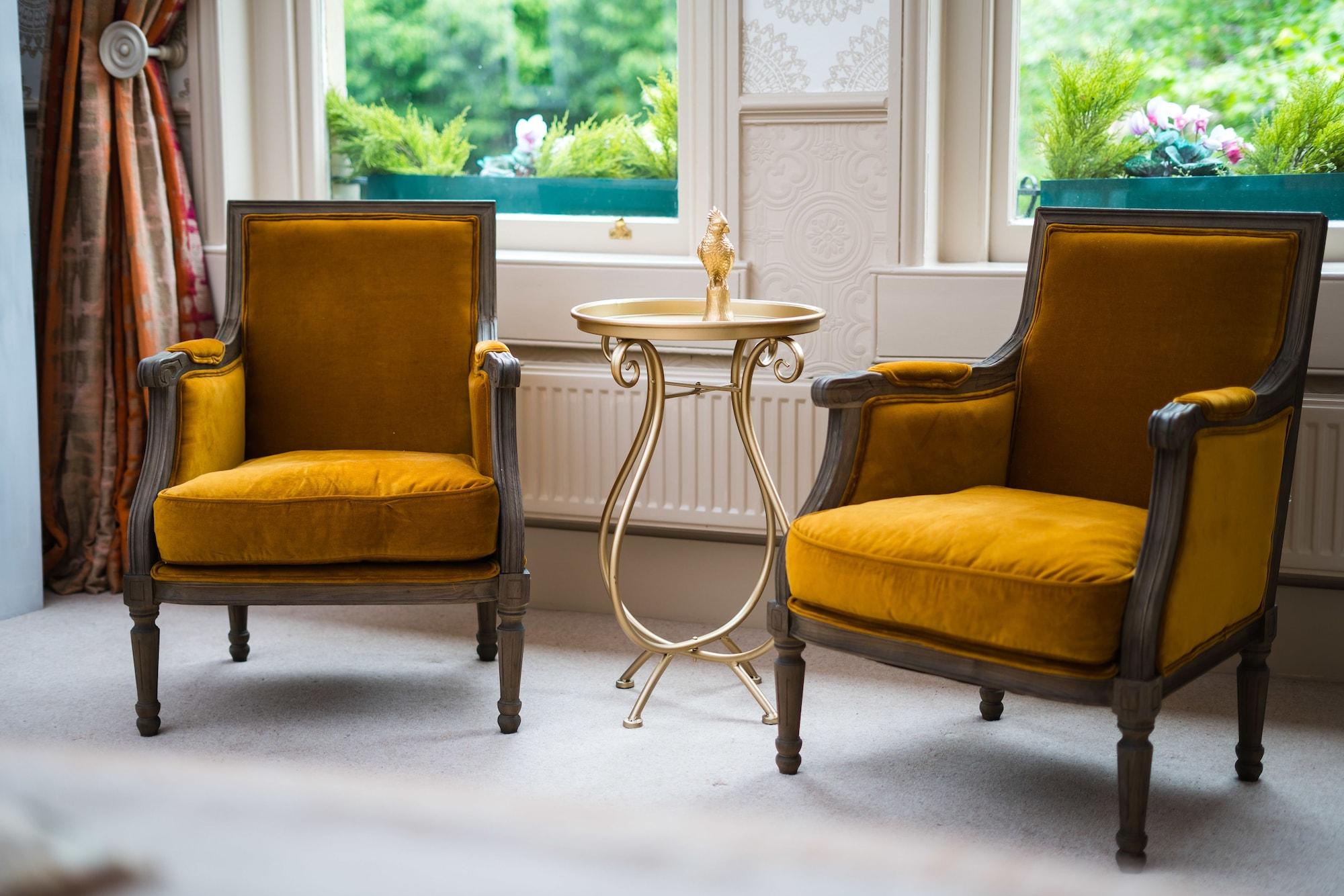 The Ayrlington Guesthouse Bath Bagian luar foto Armchairs