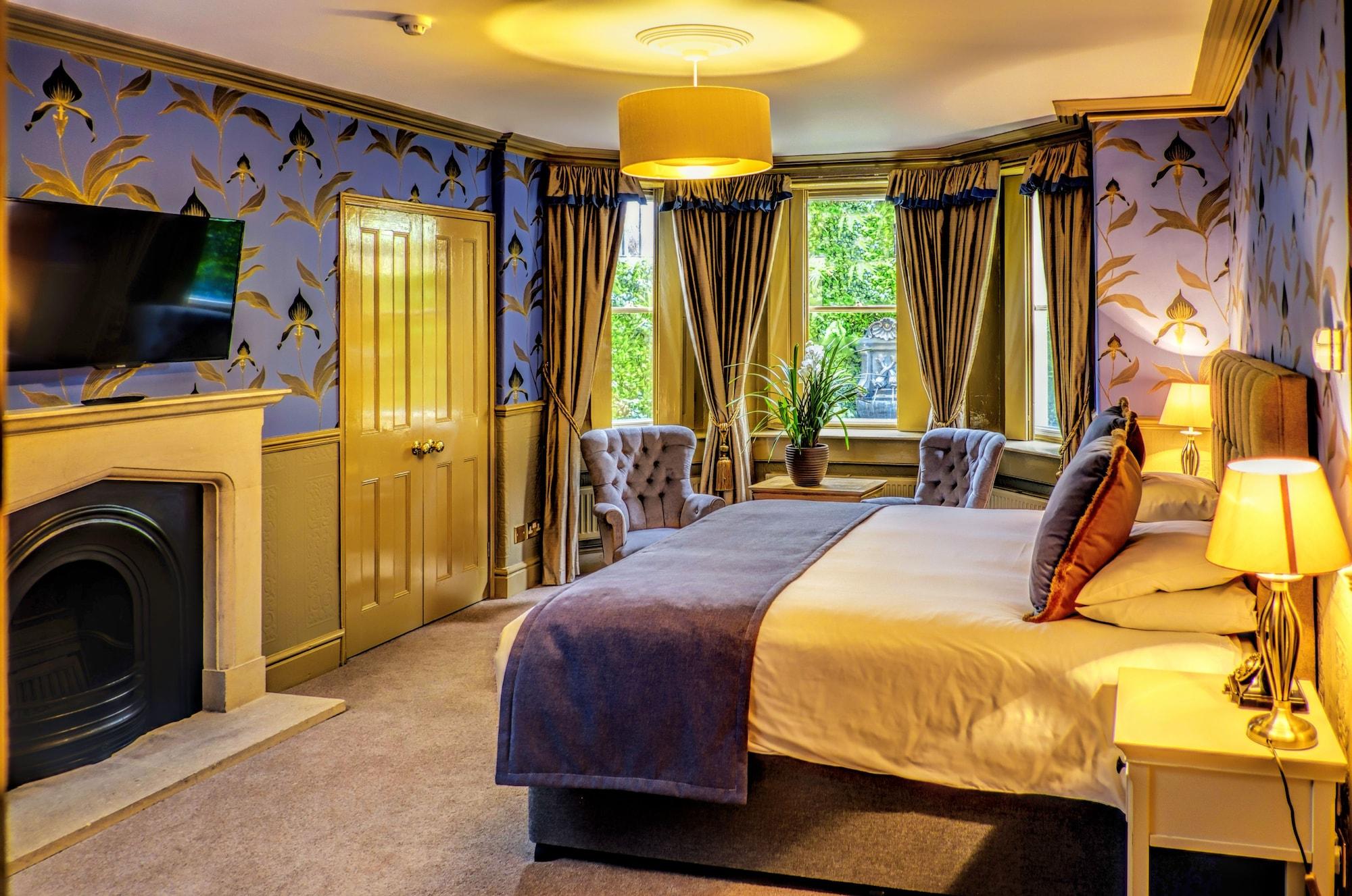 The Ayrlington Guesthouse Bath Bagian luar foto The Falcon Suite