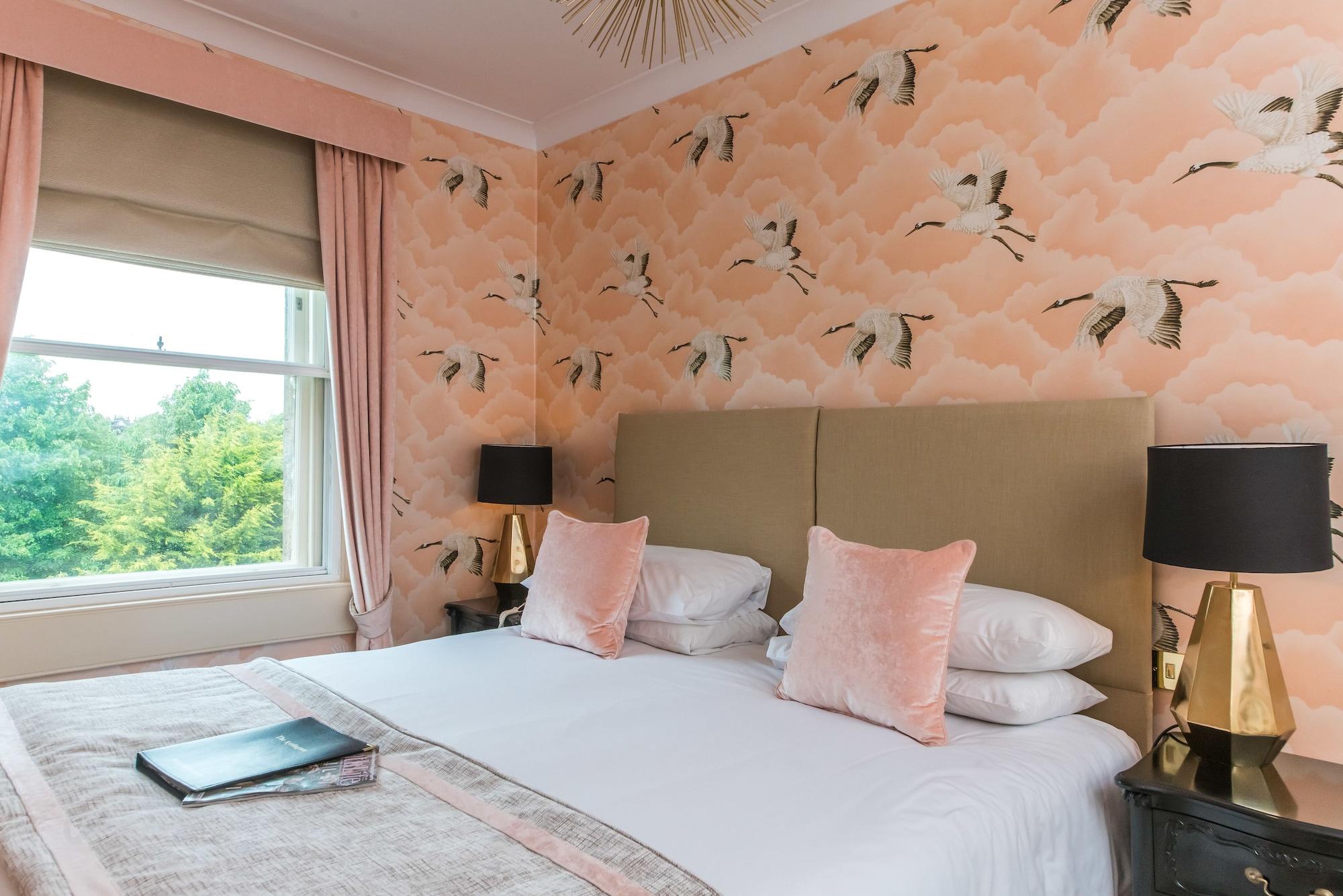 The Ayrlington Guesthouse Bath Bagian luar foto A bedroom at the hotel