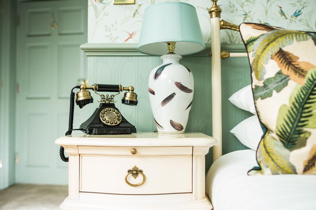 The Ayrlington Guesthouse Bath Bagian luar foto A telephone on a nightstand