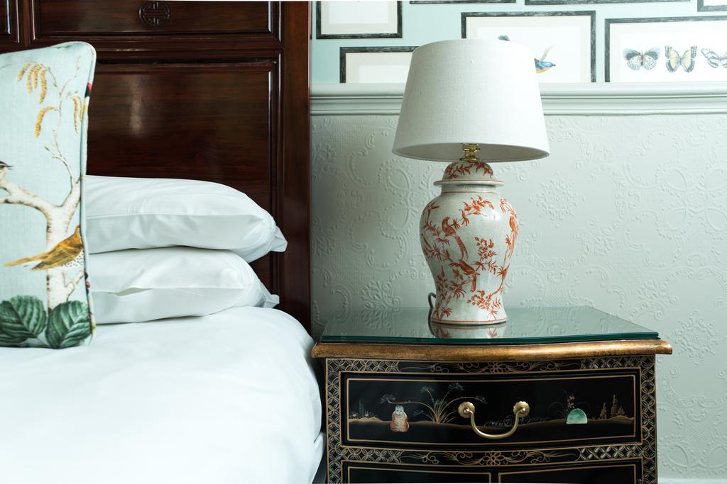 The Ayrlington Guesthouse Bath Bagian luar foto A bedside table