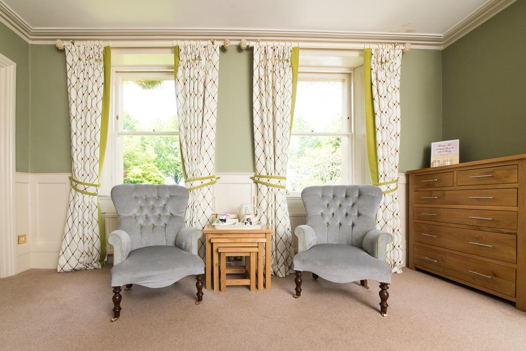 The Ayrlington Guesthouse Bath Bagian luar foto Curtains