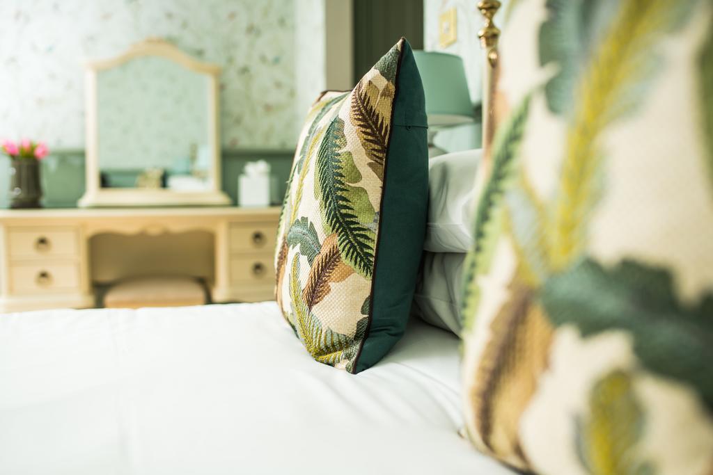 The Ayrlington Guesthouse Bath Bagian luar foto A throw pillow