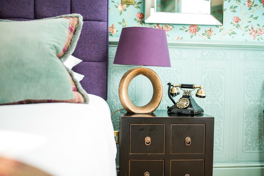 The Ayrlington Guesthouse Bath Bagian luar foto A telephone on a bedside table
