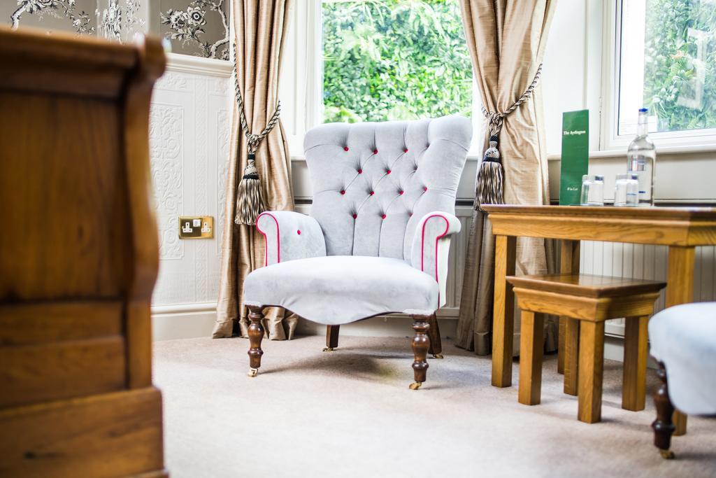 The Ayrlington Guesthouse Bath Bagian luar foto The White Chair