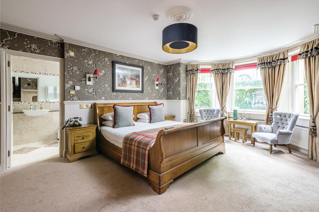 The Ayrlington Guesthouse Bath Bagian luar foto A bedroom at the hotel