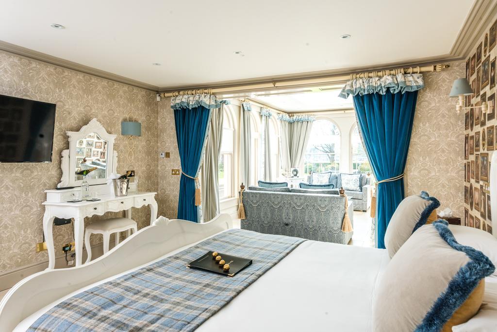 The Ayrlington Guesthouse Bath Bagian luar foto A bedroom at The Old Vic