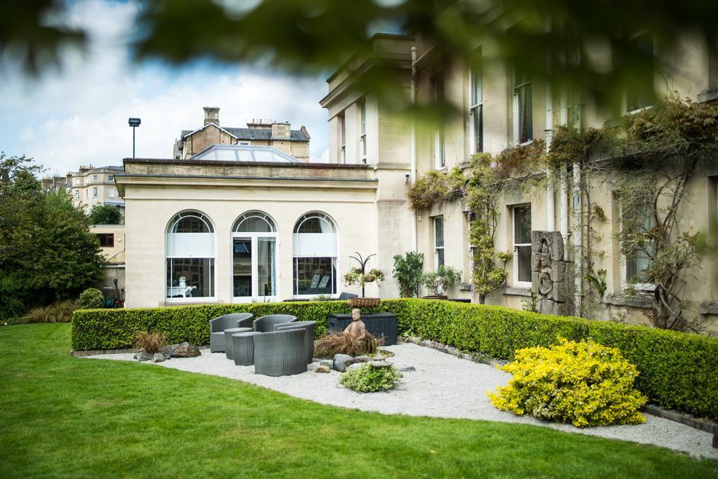 The Ayrlington Guesthouse Bath Bagian luar foto The garden at the hotel