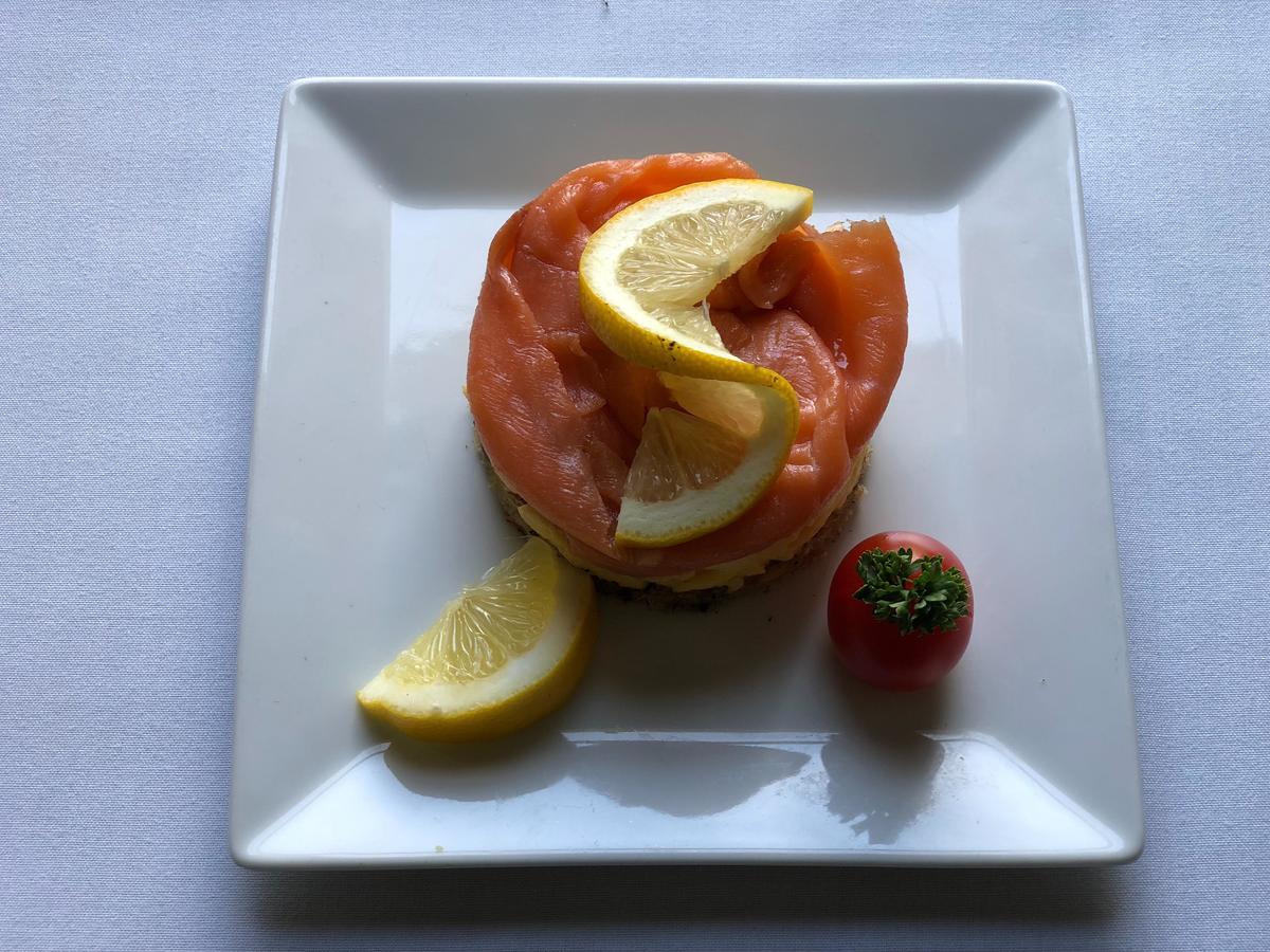 The Ayrlington Guesthouse Bath Bagian luar foto Salmon and lemon