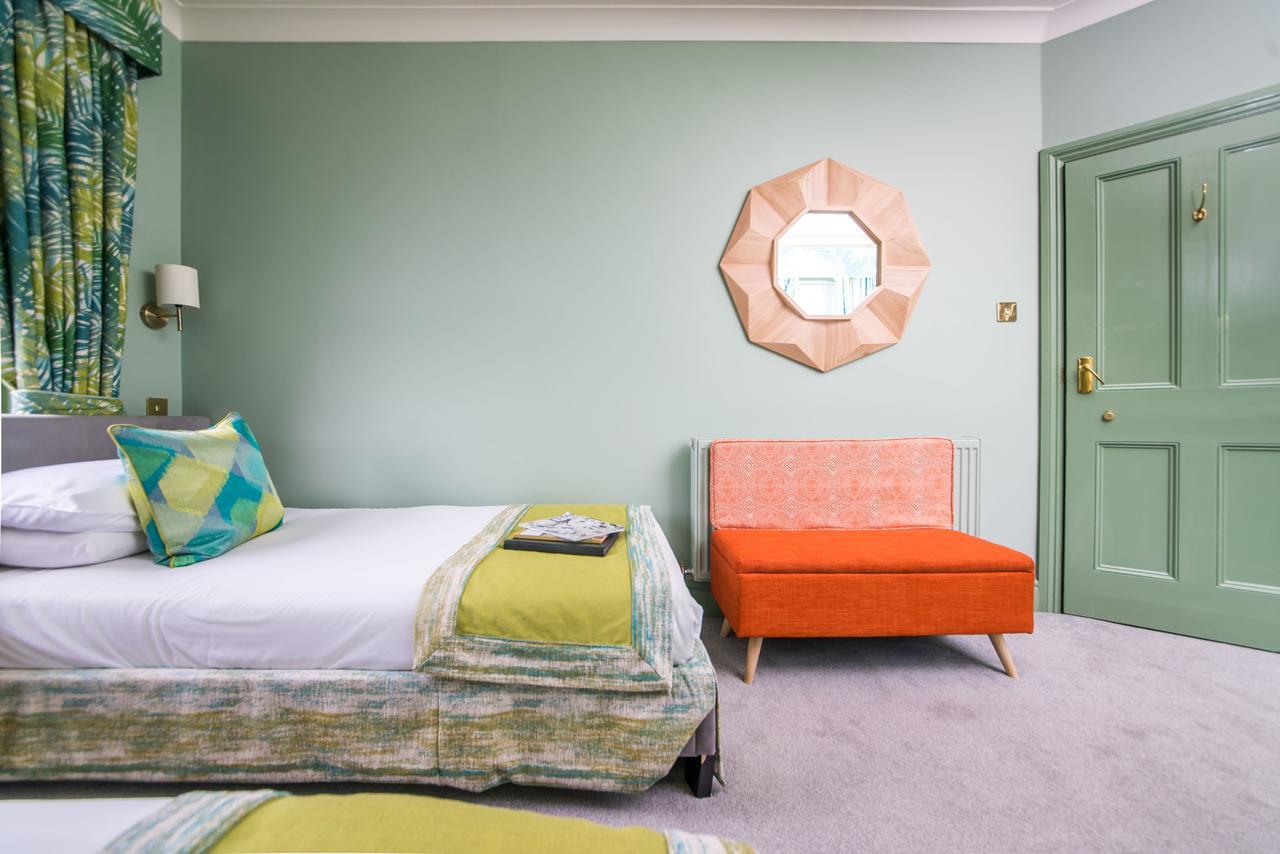 The Ayrlington Guesthouse Bath Bagian luar foto A room at the Hotel